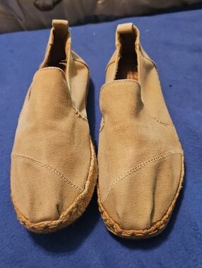 Toms..Womans Slip-On Heritage Canvas Espadrilles in Tan